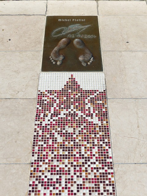 热搜！云南天空现血红太阳.